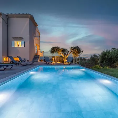 Willa Avra House *